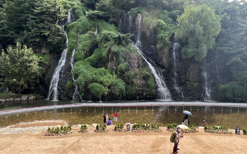Eine überraschende Oase: Ein Wasserfall mitten in Seoul