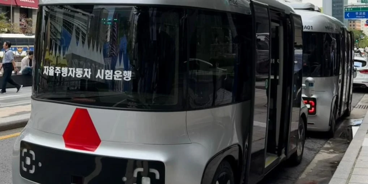 Seouls autonome Busse fahren am Cheonggyecheon jetzt abends bis 23 Uhr
