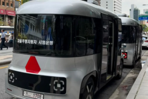 Seouls autonome Busse fahren am Cheonggyecheon jetzt abends bis 23 Uhr