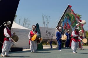 Hanbok anziehen, Gayageum spielen: Gugak wird zum Reiseziel